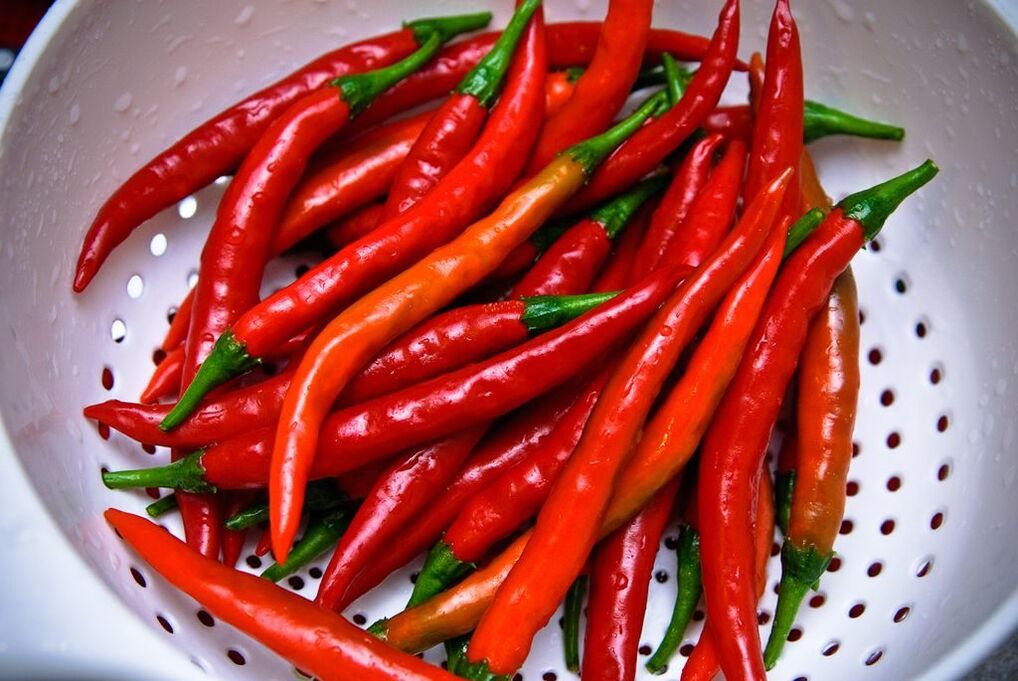 It is recommended to add hot pepper to food in small quantities and fresh.